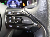 アダプティブクルーズコントロール機能付きです。走行中に先行車の様子を検知しながら、設定した車速の範囲内で先行車との距離のキープを支援します。詳細は販売店スタッフまでおたずねください。
