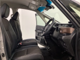 座面も厚みがあり背もたれも高く、広い足元にゆったり座れるシートです。運転席と助手席の間が空いている為、助手席側への移動がスムーズです。交通量の多い道でも助手席側から乗り降りができます。