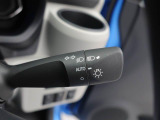【オートライト】 周囲の明るさに応じて、ヘッドランプを自動的に点灯・消灯します。