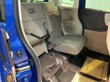 【チップアップシート】広い荷室もいいけれど、後席の足元に生まれるこの空間はとても使いやすいです。自由自在なシートアレンジで、車内がもっと自分らしい空間になります。