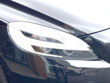 【LEDヘッドライト】明るく眩しいハイビームを先行車や対向車に照射しないオートハイビームを備えたLEDヘッドライト。北欧神話に登場するトールハンマーをモチーフにした、一目でボルボとわかるデザイン。