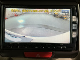 リバースギアに入れるだけで後方の表示へ切り替わります。夜間や雨の日の駐車も楽になりますよ。