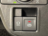 指先だけで簡単に操作が可能な電動パーキングブレーキを採用。「HOLD」スイッチを押すと、渋滞や信号待ちなどでブレーキペダルから足を離しても、ブレーキを保持するので安心です