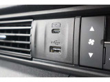 USBソケットがついていますのでコードを繋げばスマートフォンなどの充電が出来ます!