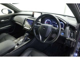 【運転席&助手席】黒を基調にした高級感のあるデザインです。パワーシートで微小な位置調整も可能です。パワーシート可動時の静かなでスマートな音は上質さと高級感を感じさせてくれます。