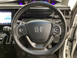 ハンドルにHondaセンシング系のクルーズコントロールやレーンキープアシストなどのスイッチと、オーディオの操作スイッチが装備されています。ハンドルから手を離さず安全に操作できます。