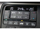 トリプルゾーンフルオートエアコンを装備。運転席・助手席・リアで独立した温度設定が可能!プラズマクラスターも搭載していますので車内の温度設定だけでなく空気清浄や脱臭などの効果を発揮して車内は快適空間♪