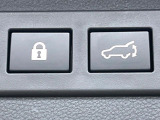 【パワーバックドア】スマートキーや運転席のボタンを押すだけでリアゲートが自動で開閉します!荷物を持っている時や、高い位置にあるバックドアを閉める際に便利な機能です♪