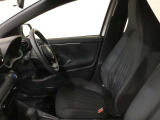 高いホールド性で運転姿勢が安定します。長距離ドライブでも疲れにくいのが魅力です。快適なドライビングライフをお送りください♪