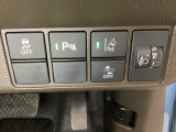 ハンドルの右側にはヘッドライトレベライザーとHondaセンシング用のメインスイッチがついています。ヘッドライトレベライザーは道路状況や積荷の加重に応じてライトの高さを調節できます。