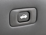 ボタン一つでトランクオープンが可能!車内から操作できる為、非常に便利な装備の一つとなります!