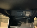 車内で便利な電源供給。【アクセサリーソケット】で、スマートに充電!