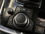 「MAZDAコネクト」コマンダー部 手元を見ることなく操作出来るように左手を自然に降ろした位置に設置。シンプルで使いやすく、機能を覚えやすいボタン配置になっています。