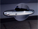 【スマートキー】車両のキーをカバンやポケットに入れたまま、お車の開閉が可能で御座います。お車の前に立ってキーを探す必要が御座いません。