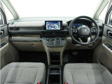 ◆インテリアパネル◆視界広々で非常に運転しやすくロングドライブでも疲れを感じさせないすっきりとまとまったインパネ周りです。