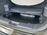 ラゲッジには1段下に収納スペースがございます。
