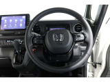 運転中もハンドルでの操作が可能です。特に高速道路等の目が離せない運転時には、便利さだけでなく、安全性も兼ね備えております。