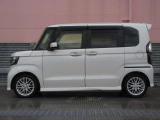 純正アルミで全体的にデザインがまとまっています。車も人も、オシャレはまずは足元からですね。