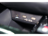 小物の収納に便利なセンタートレイには携帯等のデバイスの充電可能なUSB出力電源付です。