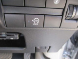 アイドリングストップ機能付です。特別な操作をしなくても、普段通りの運転をするだけで、エコドライブができる機能です。OFFボタンがありますので、必要に応じて使い分けてください。