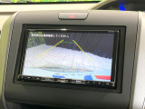 【バックカメラ】駐車時に後方がリアルタイム映像で確認できます。大型商業施設や立体駐車場での駐車時や、夜間のバック時に大活躍!運転スキルに関わらず、今や必須となった装備のひとつです!