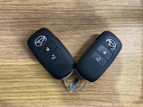 【スマートキー】 スマートキーを携帯していれば、ドアハンドルのボタンを押してロックの解除ができ、パワースライドドア(左側)もワンタッチで開閉できます。
