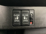 リアドアは乗り降りに便利な両側電動スライドドアです。また運転席に座っていながらスイッチ操作で自在にスライドドアを開け閉めできます。