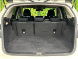 ラゲッジルームは、大容量のスペースを確保。普段のお買い物からレジャーまで、幅広く活躍してくれます!また、リアシートを倒すことでバリエーション豊かにお使いいただけます。