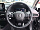 ステアリングまわりもすっきりとしたデザイン。各種スイッチを備え、運転中の操作もしやすいレイアウトです。
