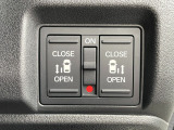 運転席右側に電動スライドドアのスイッチ