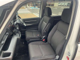 運転席のシートの高さを調節できるシートリフター機能が備わっています。身長の低い女性や広い視野を確保したい場合に役立ちます!車は一人一人の大切な空間!快適で、かつ安全なドライブを楽しみたいですね♪