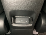 アームレストの後ろ側には、リア席用の充電可能なUSB端子が2個ついています。移動中に充電もできるので便利です。