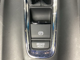 電子制御パーキングブレーキがあります。スイッチひとつで、停車した地点の傾斜などをシステムが検知・判断してブレーキ力を自動的に最適制御し、しっかり停車できるパーキングシステムです。