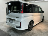 スポーティー&スタイリッシュな、大型テールゲートスポイラー