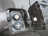 充電ポートリッドを開けると上側が普通充電ポート、下側が急速充電ポートになります。