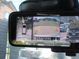 バックミラーにアラウンドビュー映像が映りますので安心して駐車できます。
