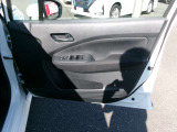 運転席ドア内張。