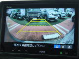 ★バックモニター搭載★ バック時目視しにくいクルマの周囲をカメラで映し出し、安全・安心駐車をサポート♪バックの苦手な方も後ろがハッキリ見えるので安心です☆