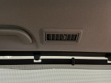 後席左右にエアコン吹き出し口が装備されています。後席の方も快適に過ごせます。