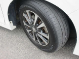 お車のお洒落も足元から!アルミホイール装備でバッチリ!