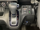 CVT車のセレクトレバーです。低速から高速まで、変速ショックのないスムーズな走りと、エンジン効率のよい領域を維持して燃費にも貢献します。サイドブレーキはスイッチ操作の電子制御パーキングブレーキです。