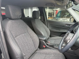 フロントシートのお写真です。 広い足元と、ゆったり座れるシートは長時間の運転でも疲れにくくなっております♪