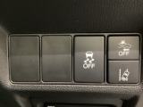 Hondaセンシング用の、VSA(ABS+TCS+横滑り抑制)解除と路外逸脱抑制機能のオンオフスイッチなどはハンドルの右側に装備しています。