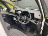 ガラスエリアが広く見晴らしのいい運転席。疲れにくいシートと相まって、安全快適に日常をサポートしてくれます。