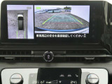 全周囲カメラで、クルマを上空から見下ろしているかのような映像を映し出します。周囲の状況がひと目でわかります!