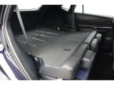 背もたれが倒れますので少々長い荷物も収納出来ますよ。