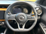 インテリアに合わせたデザインのステアリングは、運転される方のことも考え、運転しやすい形状、大きさです。是非一度、実際に触ってお確かめください。