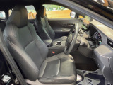 【黒革シート】上質な本革を使用し、高級感あふれる黒革シート。常に体に触れる部分だから、座り心地の良さにはこだわりたいですね♪汚れの付着や劣化を抑制する内装コーティング施工もおススメですよ♪