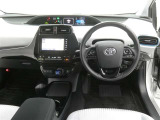 運転席からの視界はこんな感じです☆お気軽にご来店いただき、実際に座って是非お確かめください。ドライバーに寄り添う快適な操作フィールをもたらすステアリングです。