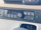 【オートエアコン】一度お好みの温度に設定すれば、車内の温度を検知し風量や温度を自動で調整。暑い&hellip;寒い&hellip;と何度もスイッチ操作をする必要はありません。快適な車内空間には必須の機能ですね♪